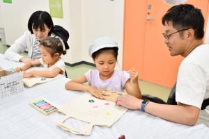 エコバッグを作る親子