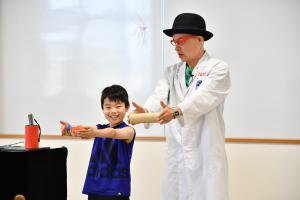 ソッポさんと一緒にマジックをする男の子