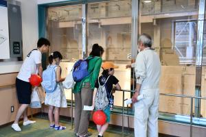 工場見学をする人たち