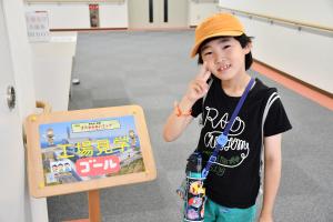 ゴール地点でピースをする男の子