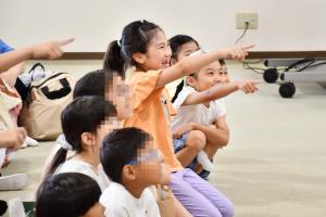 指をさして喜ぶ子どもたち