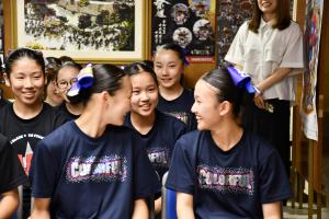 顔を見合わせる女の子たち