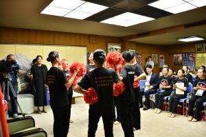 円になりダンスを披露する選手たち