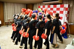 円陣を組む、市長と選手