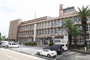 老朽化が著しい現庁舎の外観写真