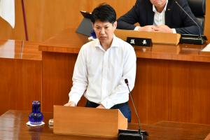 施政方針を述べる市長