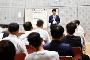 タウンミーティングの様子（マイクを持って話す市長）