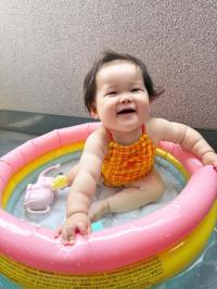 水着を着てプール遊びをしている赤ちゃん