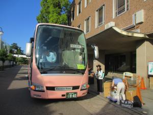 市役所前に到着したバス