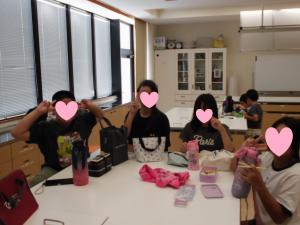 友達と一緒に昼食を食べる様子2