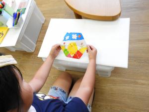 子どもが作った作品を見せてくれているところ