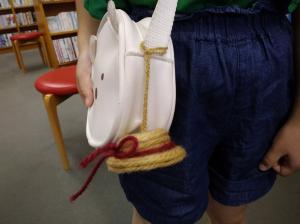 完成したものをカバンにつけた子どもの写真