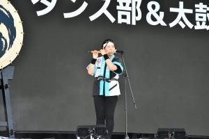 笛を吹く太鼓部の生徒