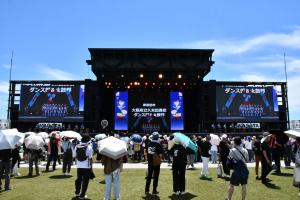 ステージで待機するダンス部