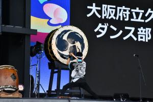 大太鼓を叩く太鼓部の生徒
