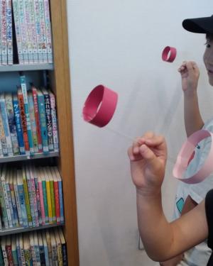 完成した飛行機を飛ばそうとしているところ