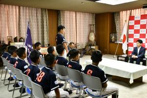 市長の前で自己紹介をしている写真