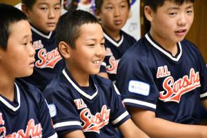 市長と笑顔で話す少年