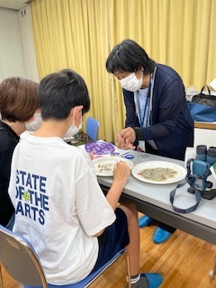 先生から説明を受けている親子の写真