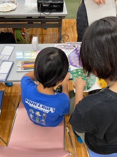 親子でチリメンモンスターの種類を探している様子