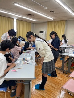 みんなで作業している様子