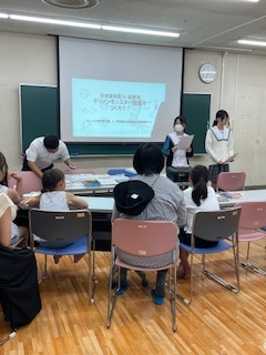 産業高校の生徒が説明をしている様子