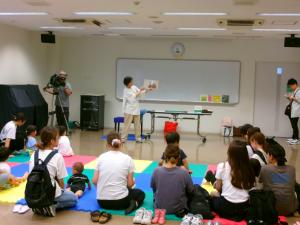 絵本の読み聞かせの様子