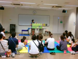 大型絵本の読み聞かせの様子