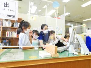 貸出の方法などを教わっているところ