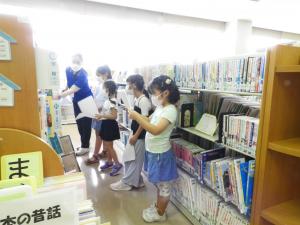 本棚の本を探しているところ