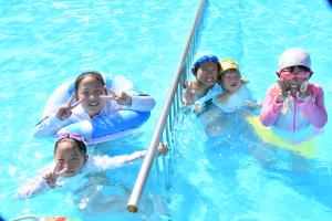 浮き輪で遊ぶこどもたち
