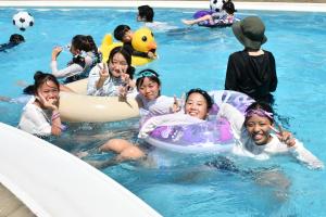 流れるプールで遊ぶこどもたち