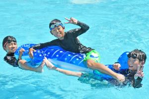流れるプールで遊ぶこどもたち