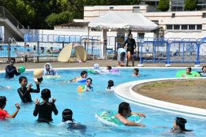 流れるプールで遊ぶこどもたち