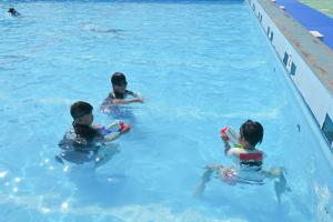 水鉄砲で遊ぶこどもたち