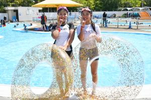キラキラの浮き輪を持つ２人の女の子
