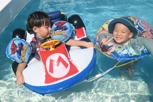 浮き輪に乗った男の子