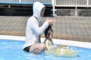 お父さんに髪を結んでもらっている赤ちゃん