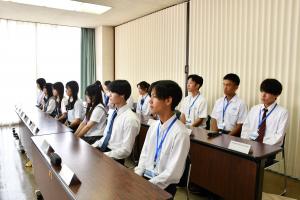 真剣なまなざしの学生たち