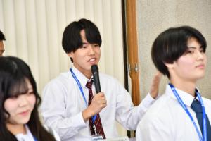 話す男子生徒