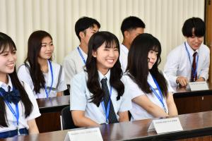 はにかむ学生たち