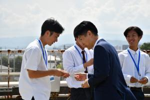 市長と男子学生