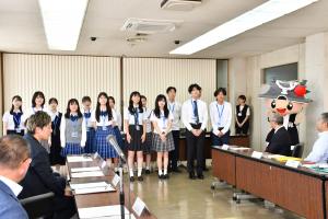 整列する学生たち