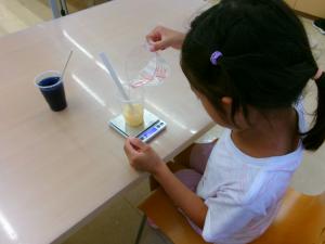 ビーカーを使って材料を混ぜている様子