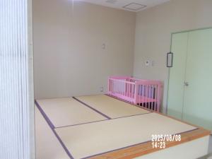 山直地区公民館　１階保育室内　畳の部屋（右奥にベビーベッドあり）