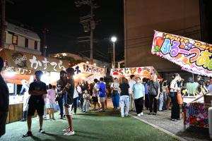 屋台が並ぶ会場