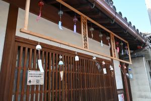 風鈴がたくさん飾られた壁