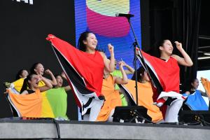 色鮮やかな衣装と力強い笑顔で踊る生徒たち