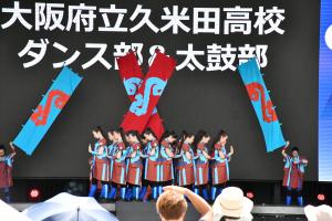 久米田高等学校ダンス部ののぼりをもつ生徒たちとダンスを踊る生徒たち