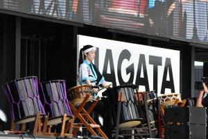 観客を見ながら、太鼓を華麗に演奏する生徒